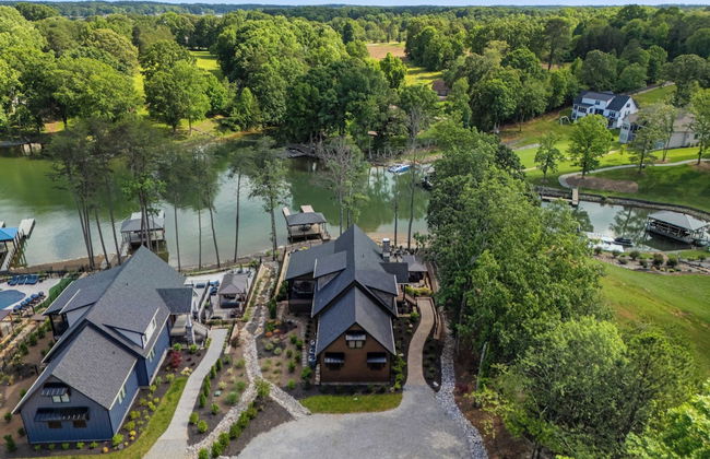 Black Bear Lodge by Avantstay Lakefront, Dock, Pool, Theater Sleeps 20+ - Foto 69