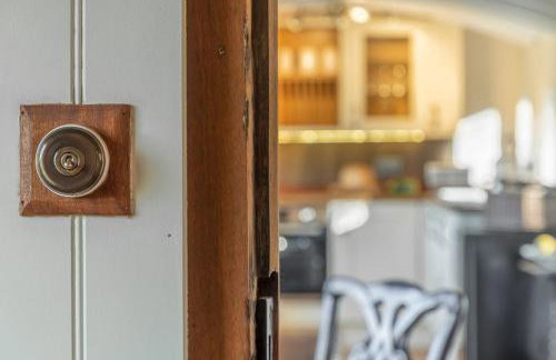 The Railway Carriage - Photo 24