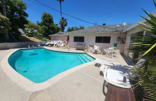 Charming 5 Bedroom Granada Hills House with Pool - Foto 30