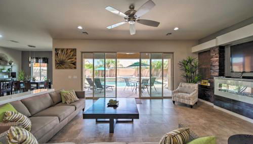 Hot Tub and Putting Green Home in Surprise - Foto 4