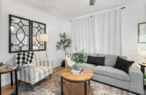 Urban Oasis Cozy Home Near Downtown with Game Room and Firepit - Foto 39