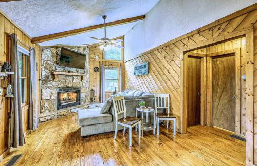 Peak-a-Blue Cabin - Watch Movies from Hot Tub, Mountain View, Bigfoot Bunker Game Room, Fire Pit, Oversized Deck, Screened-in Porch - Foto 23