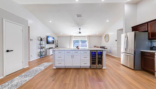 Beautiful home, centrally located to Parks with Pool - Foto 2