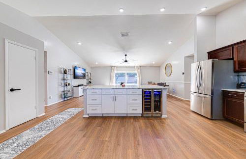 Beautiful home, centrally located to Parks with Pool - Foto 2