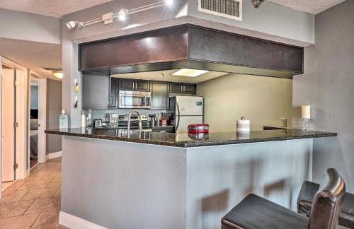 Sleek Beachfront Getaway with Community Perks! - Foto 8