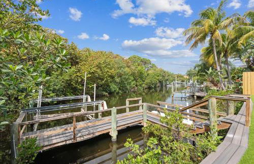 Luxury Modern Waterfront House in BEST Location! King Bed Suite & Close to Beach - Photo 34