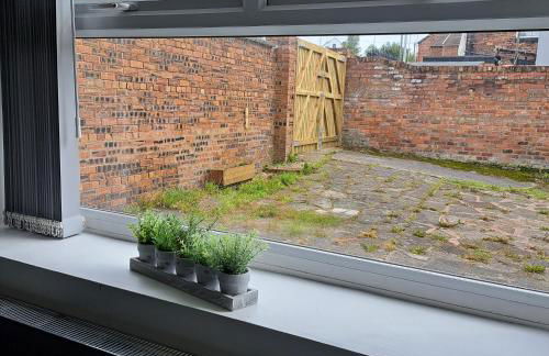 Spacious & comfy 4 bed house, 6 Beds, Free Private Parking & Wifi - Foto 36