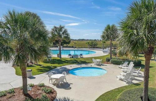 St Helena Island Retreat with Deck Walk to Beach - Foto 30