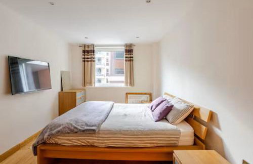 Chelsea Riverfront 2BR & Balcony - Foto 6