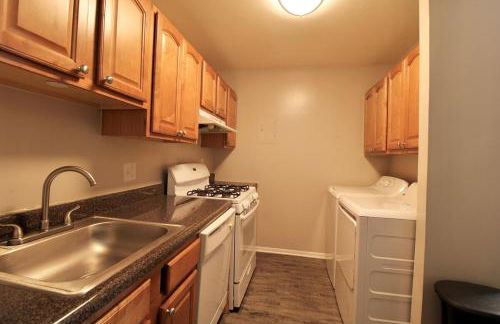 Spacious 1BR with Full Kitchen & Laundry - Foto 6