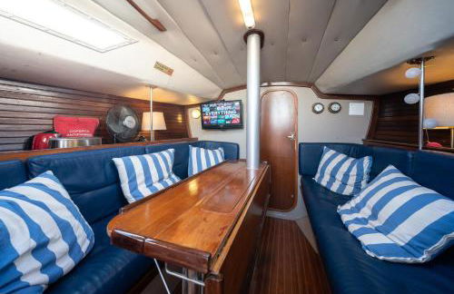 Sleep aboard a beautiful sailboat in Lisbon - Marina Parque das Nações - Foto 6