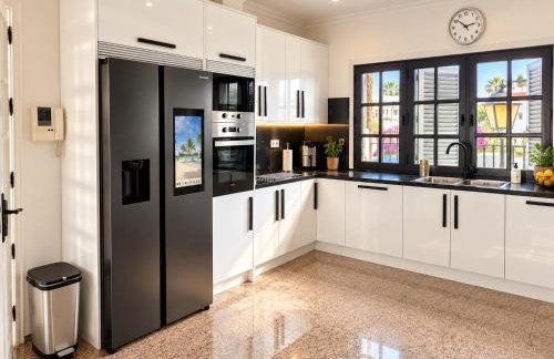 Large Villa in Maspalomas with Huge Private Pool, Jacuzzi & Gym - Foto 2