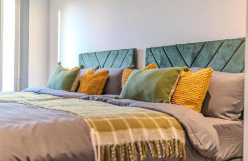 Luxuary 2BR Apt Sleeps 9, Wembley and Park Views - Photo 1