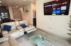 Cozy Luxury Modern Apartment movie couches - Foto 3