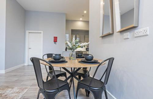 Coulsdon Grand - Sleeps 8 - 5 BR - Free Parking - Foto 11