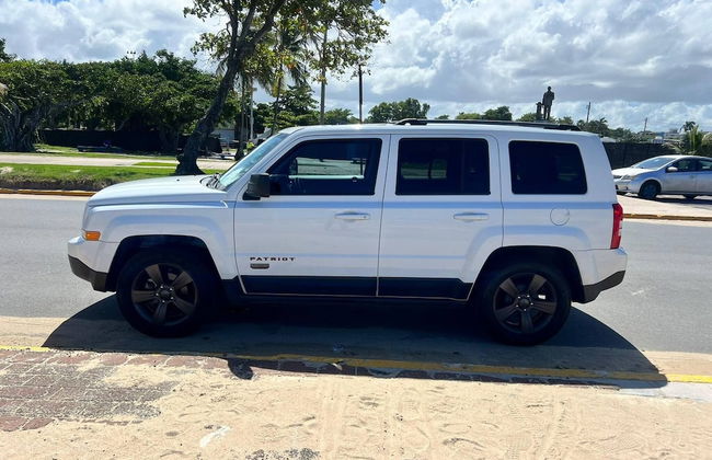 Stylish Remodeled 3BR w Yard Near Airport and Beaches - Photo 17