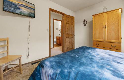 North Shore Lakefront - Spacious Lakefront with Hot Tub, & Game Room - Foto 44