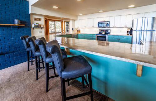 Hot Tub & Game Room in Large Ocean Front Home! Second Story - Foto 7