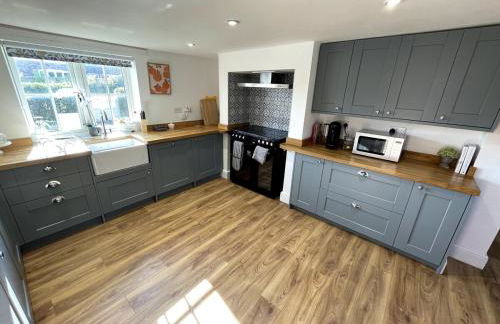 Spacious Family Friendly Cottage - Photo 15