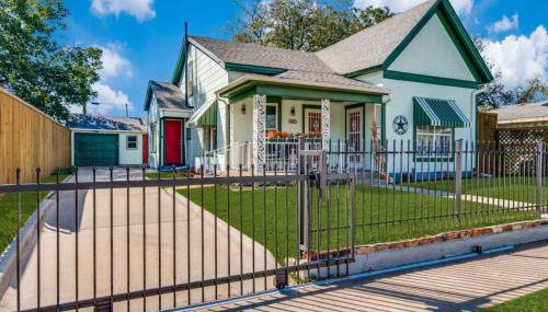 Stockyards! Less than 3 mins-Sleeps 8 -Gable House - Foto 2