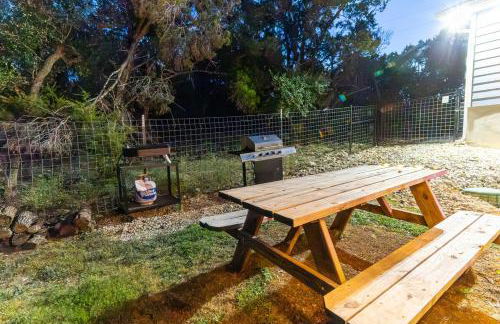 Neon Vibes Outdoor TV Hot Tub Arcade Room - Foto 15