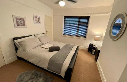Delightful 2 bed detached home with secure parking - Foto 7