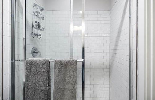 Explore the River Walk from Artsy Designer Retro Chic Home - Foto 20