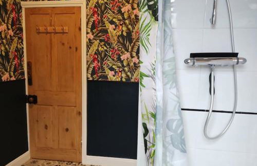 The Cobbles - Central, Parking, Netflix & Woodburner - Photo 15