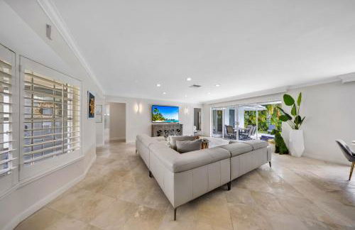 Tropical Villa Retreat with Private Pool & Peaceful Backyard - Stylish Escape in a Tranquil Residential Area - Foto 13