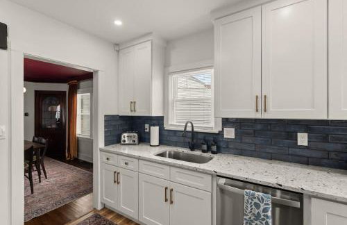 Hot Tub - Game Room - Chic & Spacious - Sleeps 10 - Foto 18