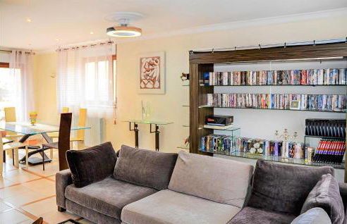 3 Bedroom Awesome Apartment In Autun - Foto 8