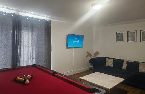 Stylish & Cosy Home in Bridgend with free parking - Photo 41