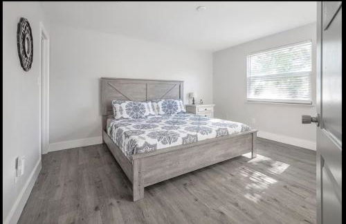 Central Perk Retreat | Heated Pool + Zoo 1 Block! - Foto 29