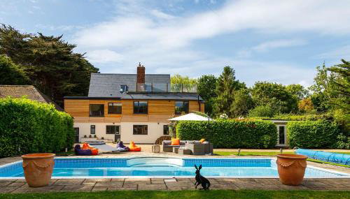 Stunning 5BR Home With Pool - 5 min to Beach - Foto 2