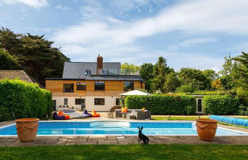 Stunning 5BR Home With Pool - 5 min to Beach - Foto 2