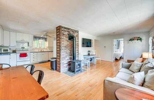 Becket Home with 3-Season Porch Walk to Lake Access - Foto 6