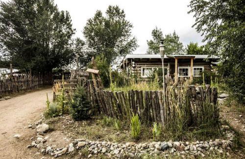 Log Casita Overlooking Pond and Waterfall near Taos, New Mexico - Foto 36