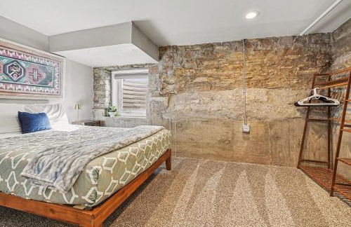 5-Bedroom Victorian Home Private Yard Sleeps 10 - Photo 16