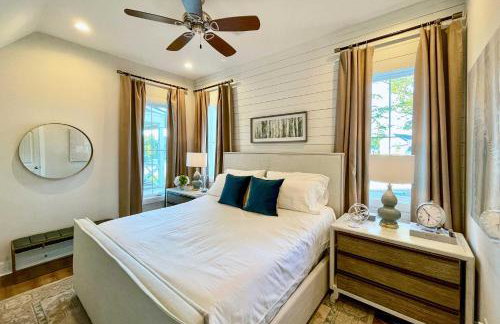 Luxe Lakefront Getaway with Porch and Water View! - Foto 14