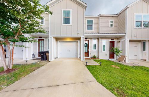 Stylish dog-friendly townhome with firepit & enclosed yard - blocks to downtown - Photo 4