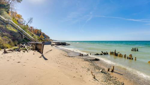 Cottage with Private Beach and Fire Pit in Manistee! - Foto 3