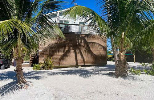 Charming Beachfront Cottage with Dock Slip and Kayaks on Little Gasparilla Island | Placida, FL - Foto 1
