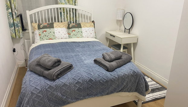 Slough - Sleeps 3 - Petfriendly - Riverside - Bay - Foto 2, Imagem principal