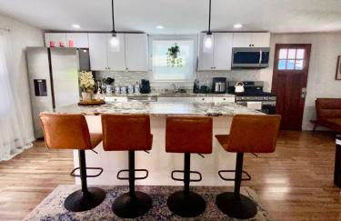 Spacious 4BR home w 2BA, a workspace & king bed! - Foto 14