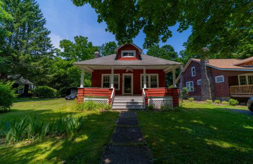 1920s Phoenicia Bungalow with Vintage Furnishings, Sauna, Fireplace, & Fenced Backyard - Foto 1