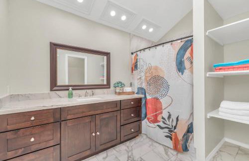 AccessibleGem 3BR Jacuzzi & Air Hockey Sleeps 13 Chinatown - Foto 21