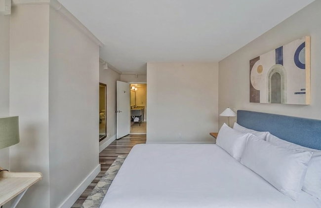 Global Luxury Suites at Georgetown - Photo 15