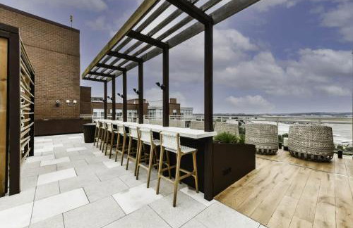 Urban 2BR Oasis with Scenic Rooftop and Gym - Foto 9