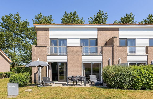 Restyled Bungalow With Dishwasher, Near the Beach - Photo 1
