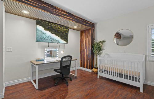 Entire Private Home with 4 Bedrooms 2 Bathrooms, 6 Beds, Hot Tub, King Bed, 6 Parking, Big Yard, Available Now - Foto 43